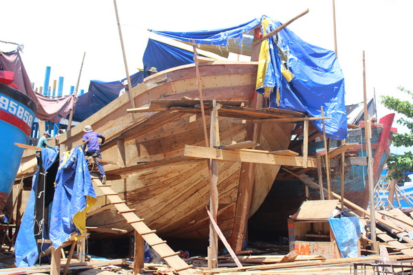 Hàng loạt thợ đóng tàu hoang mang chưa biết sẽ về đâu.